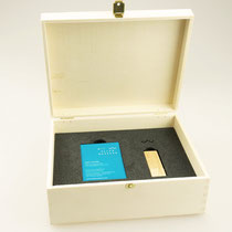 ..und nochmal Laser: Gravierte Kisten mit Inlay für Visitenkarten und USB-Sticks (ebenfalls graviert)