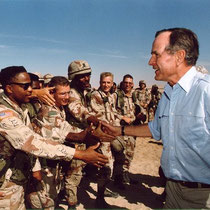 George Bush rendant visite aux troupes stationnées en Arabie saoudite en novembre 1990.