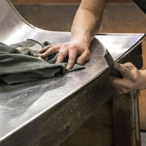 Morgan Motor Company Handwerkskunst an der Motorhaube