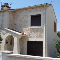 Dans un quartier résidensiel à Béziers, j'ai habillé cette maison en fausse pierre