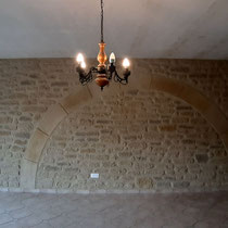 Enduit de décoration pierre avec arche dans le séjour