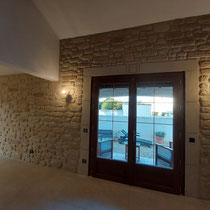 Décoration pierre sur mur séjour à Frontignan