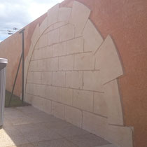Arche en décoration de jacuzzi sur mur de clôture