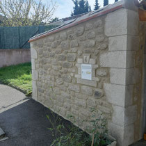 Décoration pierre jointé sur mur de clôture dans un lotissement