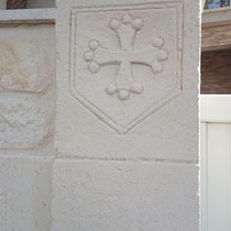 Croix du Languedoc sur le pilier avec du crépis de façade