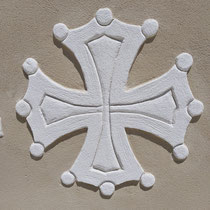 Enduit façade sculpté à la main. Décoration croix du languedoc