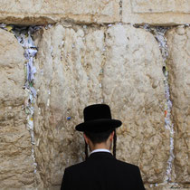 Frommer Beter an der Klagemauer in Jerusalem