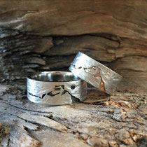 Trauringe Rotgold/Platin mit Schieferstruktur und Berglinie