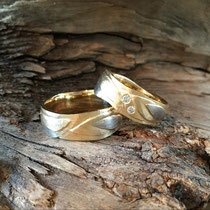 Trauringe Gelbgold/Weissgold in Lagenoptik mit Brillant