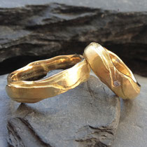 Trauringe Gelbgold z.T. Altgold Lagenoptik mit Brillant