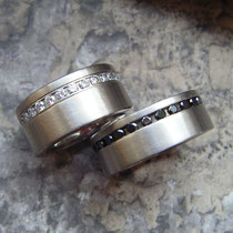 Trauringe Weissgold mit weissen und schwarzen Brillanten