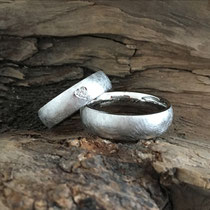 Trauringe Palladium schlicht mit Brillant herzförmig gefasst