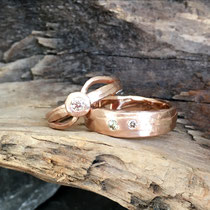 Trauringe Rotgold mit champagnerfarbenen und olivem Brillanten