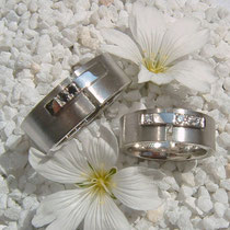 Trauringe Weissgold mit weissen und schwarzen Brillanten