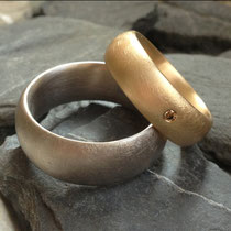 Trauringe schlicht in Weissgold und Gelbgold mit champagnerfarbenem Brillant