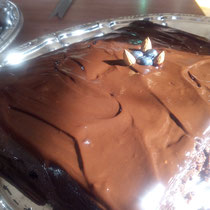 Gâteau chocolat, insert confit de fruits d'été, nappage chocolat... Façon forêt noire pas enneigée (Haha). 