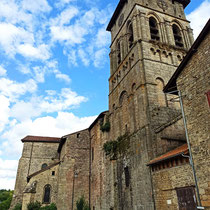 La collégiale (église principale d’Eymoutiers), mêle architecture romane et gothique.