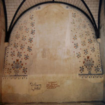 Décor peint fleuri retrouvé derrière le retable lors de sa dépose en 1996, ici après restauration par Véronique Legoux et son équipe - Eglise de Saint-Martin-Terressus - Photo Véronique LEGOUX