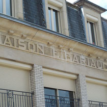 L'enseigne au nom du propriétaire de l'époque, Emile Bariaud - Ancien magasin Bariaud - Rue Firmin Tarrade - Châteauneuf-la-Forêt