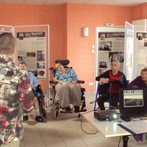 Conférence-projection autour de l'exposition "14-18, Poussières de guerre" à l'EHPAD d'Eymoutiers en 2015.