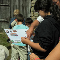 Atelier Espace rural : en complément, visite du bourg avec lecture du bâti rural et parcours accompli autrefois lorsque l'eau potable n'existait pas et qu'il fallait aller la chercher à la source pour abreuver le bétail, faire la lessive, etc.