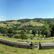 Le magnifique théâtre de verdure en gradins, ouvrant sur un somptueux paysage - Jardins de Mas Maury - Le Mas Maury Haut - Rempnat