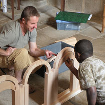 Construction d'une maquette d'arcs en plein-cintre, un des modules de base de la construction de toute église - ici à la collégiale d'Eymoutiers