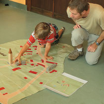 Atelier Espace rural : il commence soit par l'analyse du cadastre du bourg, en y posant des maisons grises (maisons déjà présentes sur le cadastre du XIXe siècle) et jaunes (maisons récentes, créées après le XIXe siècle)... - ici à Augne