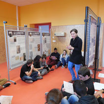 Visite guidée de l'exposition "14-18, Poussières de guerre" pour des lycéens de Première - au collège de Saint-Léonard-de-Noblat en novembre 2014.