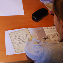 Pendant l'atelier, chaque enfant remplit un livret réalisé par le Service éducatif du Pays d'art et d'histoire de Monts et Barrages.