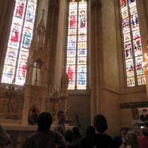 Collégiale d'Eymoutiers : observation, avec des jumelles, des vitraux du XVe siècle, la richesse de cette église