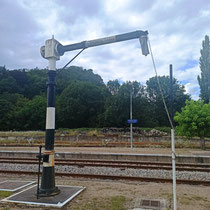 Dans la gare, une grue hydraulique permettait d'alimenter en eau les locomotives à vapeur. Toujours en fonction lors du passage du train à vapeur touristique avec l'association CFTLP les mercredis de l'été !