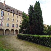 L’ancien couvent des Ursulines (XVIIe siècle) est l’autre grand monument d’Eymoutiers.