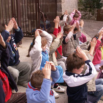 Pour les classes maternelles, la différence entre arc en plein-cintre et arc brisé passe par une petite chanson mimée (arcs "arrondis" et arcs "pointus") - ici, mime des arcs brisés à Saint-Léonard-de-Noblat