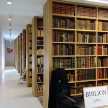 Détail des bibliothèques de l'annexe de la librairie Vignes à la Font Macaire (Eymoutiers).