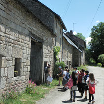 Balade Quenouille & le Chemin des Poètes (Peyrat-le-Château) : dans le village de Quenouille, au bâti préservé, lecture architecturale du bâti rural (ferme)