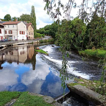 Arrêt obligatoire auprès de la Vienne et de la dernière tannerie à avoir fermé en 1926 (la tannerie MOISSET, première maison à gauche avec les greniers à claire-voie, autrefois ouvertes pour faire sécher les cuirs).