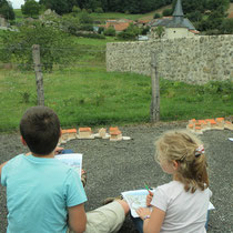 Atelier Espace rural : la lecture du paysage du bourg et sa reconstitution avec une maquette figurant relief et bâti est possible - ici à Augne