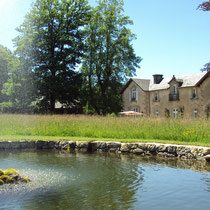 Le manoir du XIXe siècle et un bassin - Jardins de Mas Maury - Le Mas Maury Haut - Rempnat