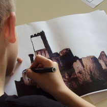 Atelier château : photo de château à compléter, au dessin pour les plus grands, juste à colorier pour les plus petits