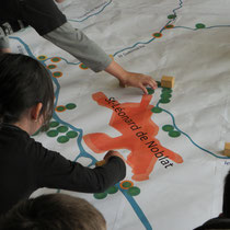 Atelier moulins : zoom sur la commune de Saint-Léonard-de-Noblat, très riche en moulins jusqu'au déclin de l'activité début XXe siècle. Les enfants placent des maisons symbolisant les anciens moulins pour se rendre compte de leur emprise