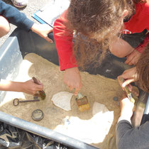 Atelier archéologie : fouille de bacs avec mobilier archéologique. 4 bacs différents : Préhistoire (2 bacs), Antiquité et début XXe siècle (ici)