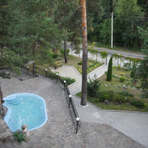 Вид с балкона на территорию гостиницы