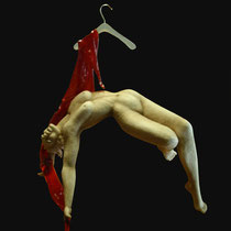 Nives Guazzarini, Intimi ricordi appesi, refrattario e resina, 89x75 cm