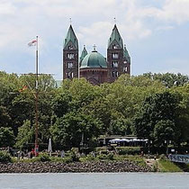 Blick auf den Speyerer Dom von der gegenüberliegenden Rheinseite