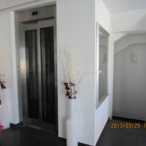 Ascenseur et escalier d'accès dans l'entrée principale