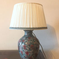 Abat-jour en soie froncé sur mesure pour ancien pied de lampe.