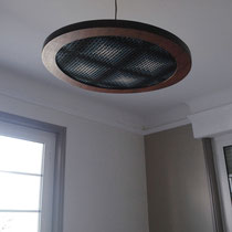 Plafonnier: couronne en bois, intérieur lin brodé.