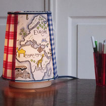 Lampe de chevet enfant, compositions de tissus Sanderson.