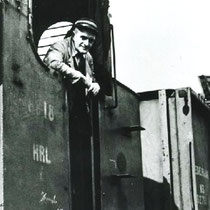 Machinist Koekoek op het rangeerterrein met stoomlocomotiet 8818